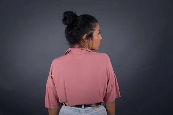 Vista Trasera Una Chica Con Camisa Rosa Pie Contra Pared —  Fotos de Stock