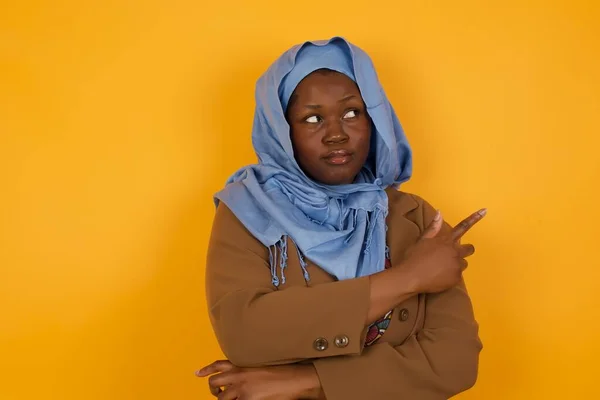Aufgeregt Überrascht Modische Afroamerikanische Muslimin Zeigt Glücklich Beiseite Auf Kopierfläche — Stockfoto
