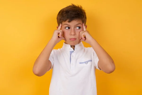 Lindo Chico Mirando Hacia Otro Lado Contra Pared Amarilla —  Fotos de Stock