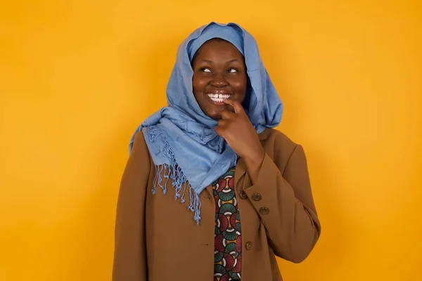 Mulher Muçulmana Afro Americana Sonhadora Com Expressão Pensativa Olha Para — Fotografia de Stock