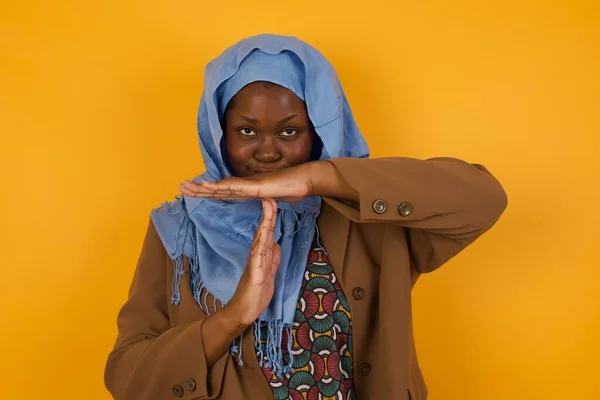 Joven Bastante Afroamericana Musulmana Mujer Cansada Aburrida Haciendo Gesto Tiempo —  Fotos de Stock