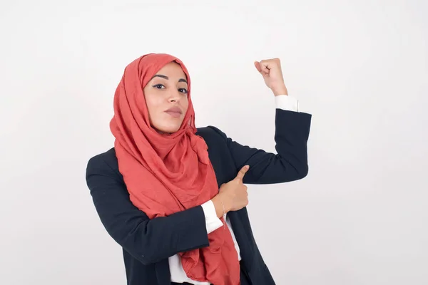 Taillierte Aufnahme Der Schönen Muslimischen Frau Trägt Schwarzen Blazer Und — Stockfoto