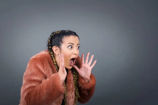 Portrait Young Woman Shocked Facial Expression Holding Hands Face Screaming — Stock Photo, Image