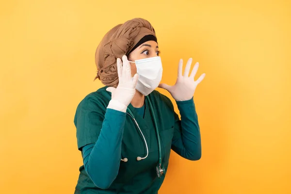 Portrait Jeune Belle Femme Médecin Musulmane Uniforme Médical Vert Avec — Photo