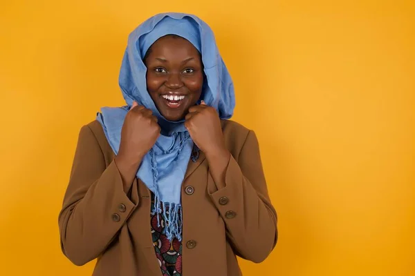 Surpreendida Bela Afro Americana Muçulmana Estar Estupor Chocado Tem Expressão — Fotografia de Stock