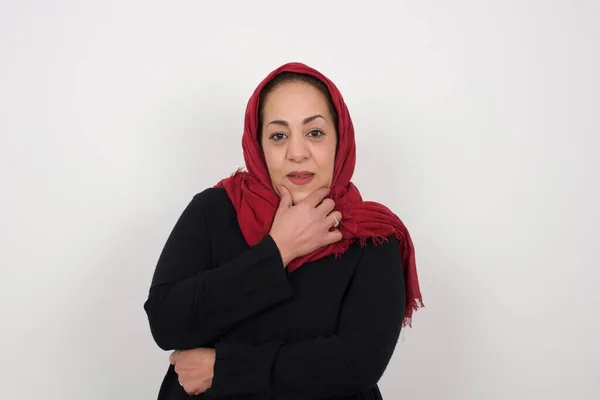 Portrait Thoughtful Mature Muslim Woman Keeps Hand Chin Looks Directly — Stock Photo, Image