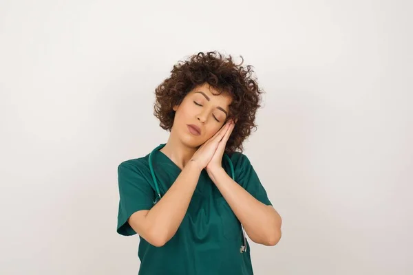 Uvolni Spi Unavená Krásná Arabská Doktorka Lékařské Uniformě Zavřenýma Očima — Stock fotografie