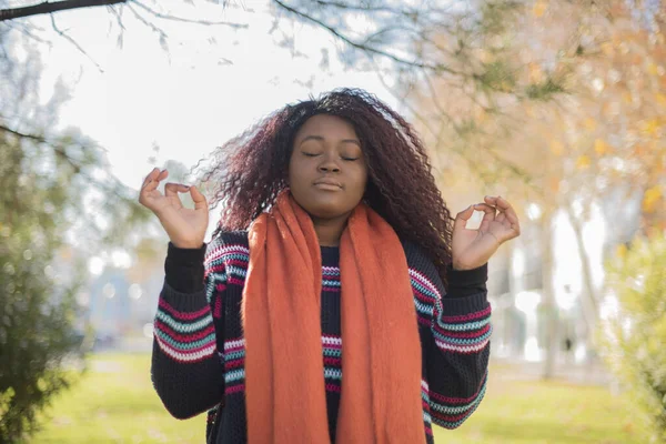 Muda Cantik Afrika Amerika Wanita Dengan Rambut Keriting Panjang Mengenakan — Stok Foto