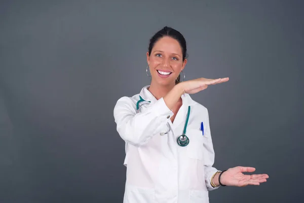 Blondynka Europejska Lekarz Kobieta Odosobnionym Tle Gestykulując Dłońmi Pokazując Duży — Zdjęcie stockowe