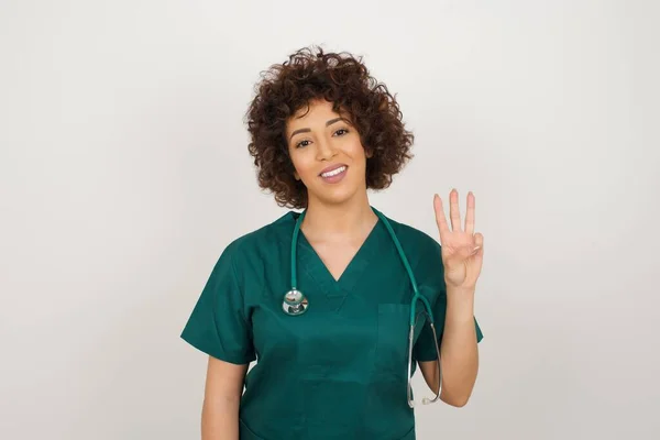 Vacker Arabiska Läkare Kvinna Bär Medicinsk Uniform Står Mot Grå — Stockfoto