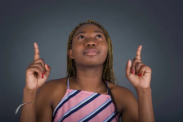 美しい若いアフリカ系アメリカ人女性が指を指して 白いコピースペースに衝撃的な何かを示し 灰色の背景の上に — ストック写真