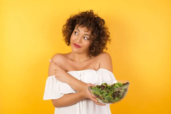 Hübsche Arabische Frau Mit Salat Posiert Mit Trickreichem Blick Vor — Stockfoto