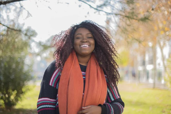 Güz Parkında Uzun Saçlı Güzel Afro Amerikalı Kadın Renkli Kazak — Stok fotoğraf