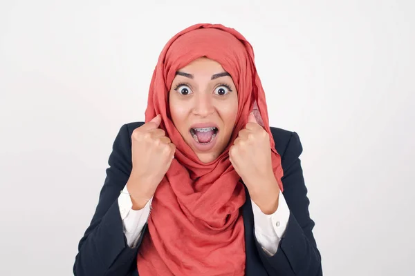 Schöne Muslimische Frau Trägt Schwarzen Blazer Und Hijab Jubelt Über — Stockfoto