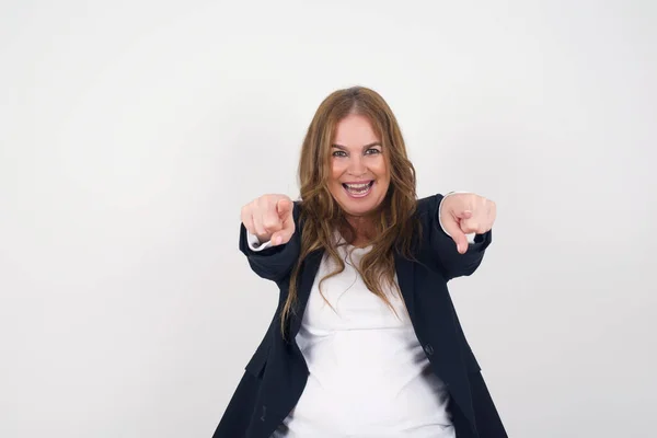 Schöne Frau Mittleren Alters Zeigt Gegen Wand Hintergrund — Stockfoto