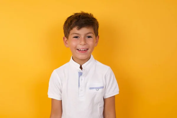 Χαριτωμένο Αγόρι Χαμογελά Στον Κίτρινο Τοίχο — Φωτογραφία Αρχείου