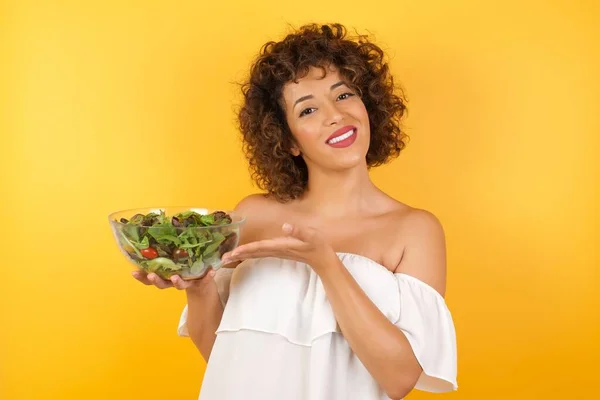 Schöne Arabische Frau Mit Salat Über Isoliertem Hintergrund Gestikulierend Mit — Stockfoto