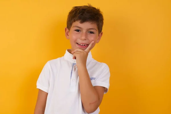 Schattig Jongen Glimlachen Tegen Gele Muur — Stockfoto