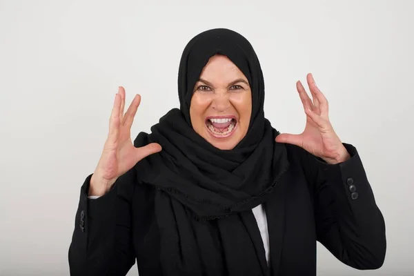 Krzyki Nienawiść Wściekłość Płacząca Wściekła Muzułmanka Czarnym Hidżabie Krzycząca Szarym — Zdjęcie stockowe