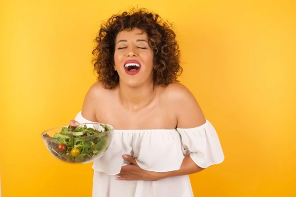 Mulher Árabe Alegre Com Salada Mantém Mãos Cruzadas Uma Boa — Fotografia de Stock