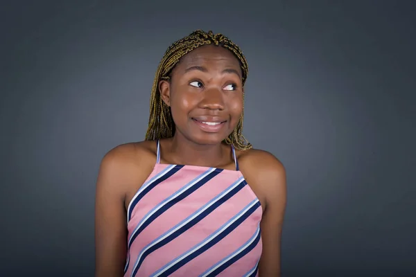 Afro Amerikalı Genç Bir Kadının Portresi Kafa Karıştırıcı Bir Şekilde — Stok fotoğraf