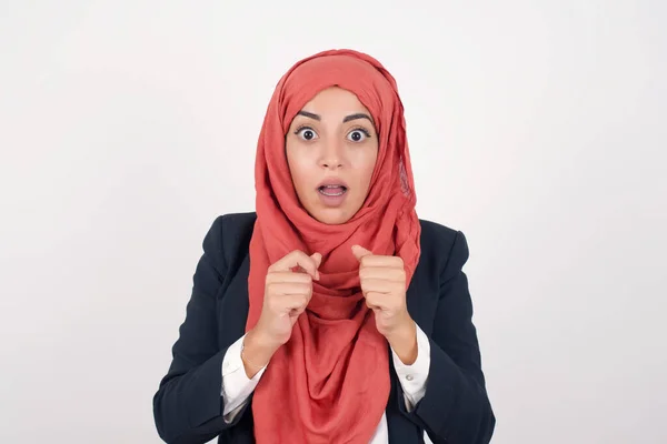 Ανθρώπινες Εκφράσεις Και Συναισθήματα Πορτρέτο Των Όμορφων Μουσουλμάνων Γυναίκα Φοράει — Φωτογραφία Αρχείου