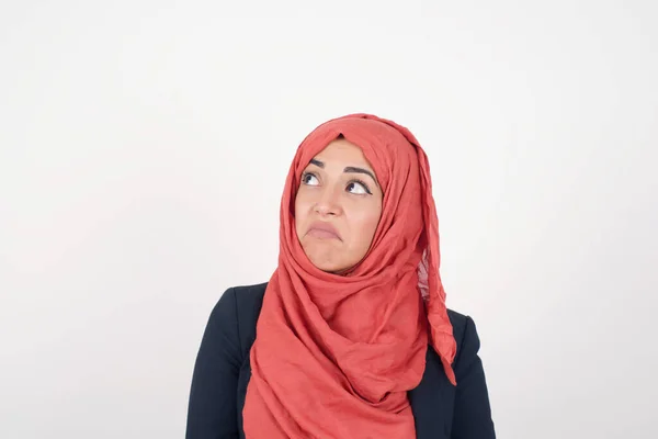 Problem Förbryllad Vacker Muslimsk Kvinna Bär Svart Kavaj Och Hijab — Stockfoto