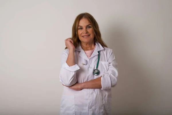 Imagen Alegre Mujer Doctora Caucásica Madura Usando Uniforme Médico Pie — Foto de Stock