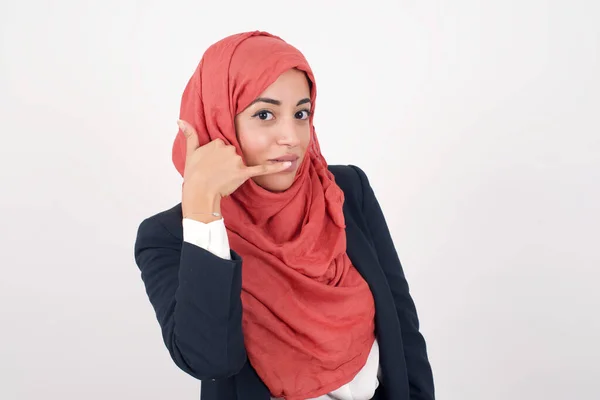 Belle Femme Musulmane Porte Blazer Noir Hijab Imite Conversation Téléphonique — Photo