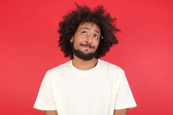 Joven Con Pelo Afro Mirando Hacia Arriba Contra Pared Roja — Foto de Stock