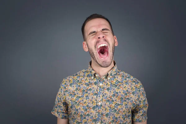 Stresli hippi adam panik içinde bağırır, dehşet içinde gözlerini kapatır, ellerini başının üstünde tutar, en iyi arkadaşı hakkında dehşet verici haberler ya da felaketler öğrenir, buna inanamıyorum. İnsanlar, stres, sıkıntı