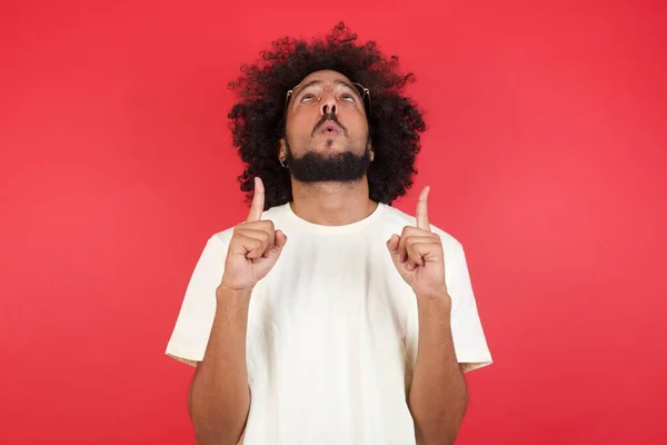 Joven Con Pelo Afro Apuntando Contra Pared Roja — Foto de Stock