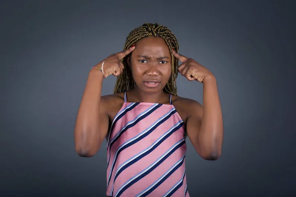Işaret Parmağı Ile Gri Arka Planı Işaret Eden Güzel Afro — Stok fotoğraf