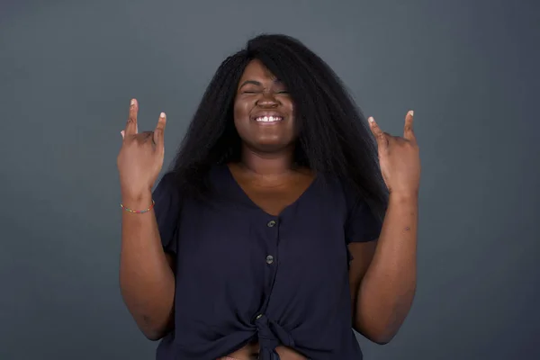 Dünyayı Sallamak Için Doğmuşum Neşeli Afrikalı Amerikalı Kadın Yüksek Sesle — Stok fotoğraf