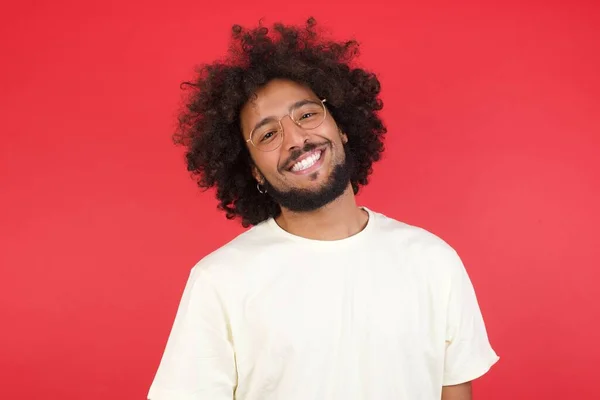 Glimlachende Jongeman Met Afro Haar Tegen Rode Muur — Stockfoto