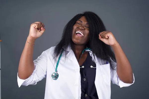 Bella Giovane Donna Afroamericana Medico Felice Eccitato Esprimendo Gesto Vincente — Foto Stock