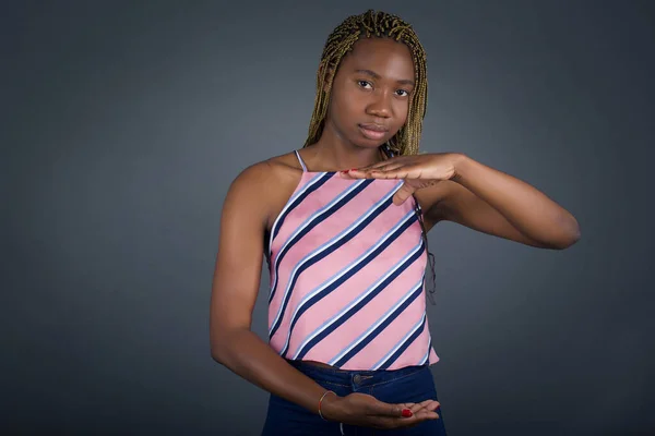 陽気な若いアフリカ系アメリカ人女性 グレーバックグラウンドのジェスチャー 大きなと大きなサイズのサインを示す手で — ストック写真