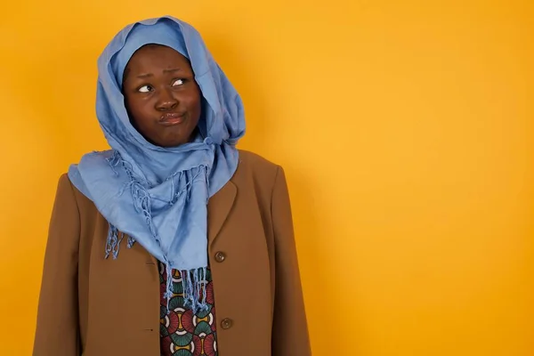 Mujer Musulmana Afroamericana Aspecto Agradable Mira Pensativamente Lado Planea Acciones —  Fotos de Stock