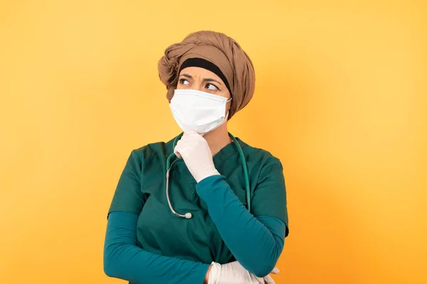 Portrait Isolé Femme Arabe Médecin Dans Masque Facial Avec Main — Photo