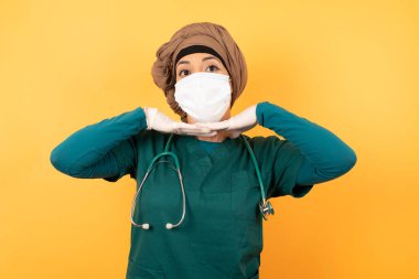 Stüdyoda genç bir doktor kadının oynaşmasına çok şaşırdım. 