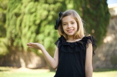 Pozitif mutlu kız der ki: Vay be, ne kadar heyecan verici, hayret verici bir ifade, boş uzayda boş elle bir şeyler gösteriyor. 