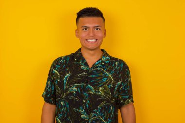 Genç, yakışıklı, beyaz gülüşü olan İspanyol bir adam arkadaşlarıyla tanışacağı için heyecanlı ve güzel bir gün geçirmek için dışarı çıkıyor..