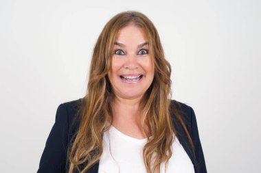 Orta yaşlı, afro saçlı, geniş beyaz gülüşlü bir kadın arkadaşlarıyla tanışacağı için heyecanlanıyor ve güzel bir gün geçirmek için dışarı çıkıyor..