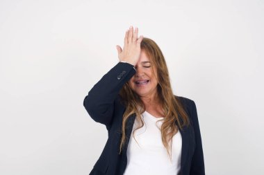 Hayal kırıklığına uğramış, orta yaşlı, sıradan giysiler giymiş, alnına el ele tutuşmuş bir kadın baş ağrısı yüzünden depresyona girmiş. Suratı asık, kafası karışmış, stresli görünen, acı çeken bir kadın. 