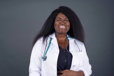 Negatif insan ifadeleri ve tavırları. Öfkeli, tatminsiz Afrikalı Amerikalı kadın doktor iğrenç bir ifade takınıyor. Çünkü çekici olmayan bir şey görüyor, somurtkan bir yüz, arka planda soyutlanmış. Güvensizlik ve nefret