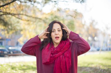 Güzel orta yaşlı bir Arap kadının parkta kafası karışıyor.  