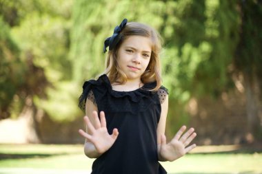 Korkmuş ve dehşete düşmüş güzel bir kız ve tiksindirici bir ifade. Panik konsepti