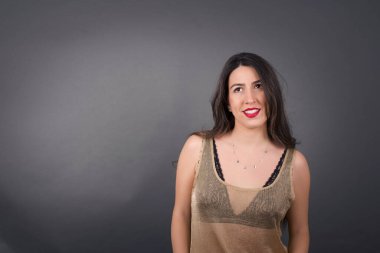 Stüdyoda poz veren güzel bir kadın. 