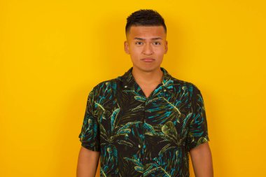 Üzgün İspanyol adam gözyaşları içinde çaresiz ve depresif ağlıyor. Acı çekiyor ve depresyonda. Arka planda yalnızlık çekiyor..