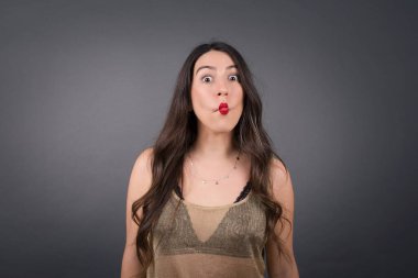 Gri arka planda yüzünü gösteren güzel kadın..  